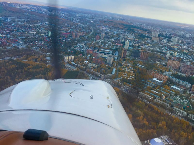 Первые полеты новониколаевск. Заброшенный аэропорт новосибирск. Полет на самолете новосибир. Самолет над новосибирском. Цесна 172 над бугринским мостом.